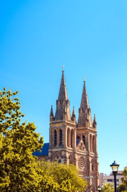 Kuzey Adelaide 'deki Aziz Peter Katedrali bir gün Pennington Bahçeleri' nden izlendi.