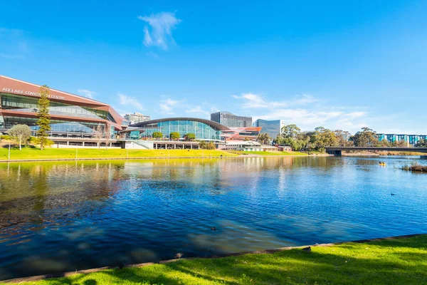 アデレード オーストラリア 8月の4 2019 アデレードシティビジネス地区のスカイラインは 明るい日にトーレン川を渡って見られます — ストック写真