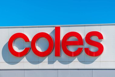Adelaide, Güney Avustralya - 17 Ağustos 2019: Parlak bir günde, Unley alışveriş merkezinin girişinin üstündeki Coles süpermarket logosu