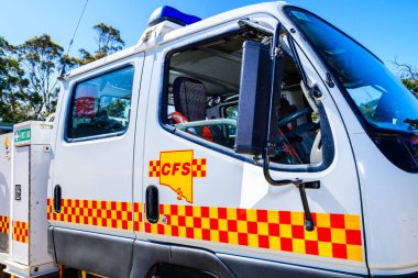 Adelaide Hills, Güney Avustralya - 9 Şubat 2020: Güney Avustralya İtfaiye Teşkilatı 'nın açık bir yaz gününde ortasında CFS logosu olan kapı parçası