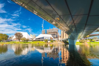 Adelaide, Avustralya - 4 Ağustos 2019: Yeni SkyCity Kumarhanesi inşaatı devam eden şehir merkezi gökyüzü manzaralı bir günde Torrens Nehri boyunca izlendi