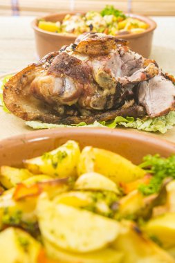 Fırında patates ile ızgara domuz bacak