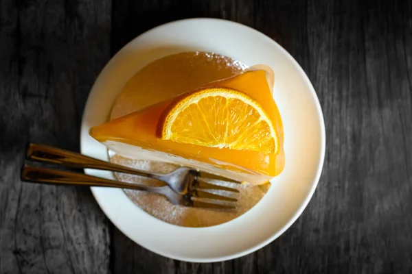 Orange Tårta Med Orange Toppning Träbord — Stockfoto