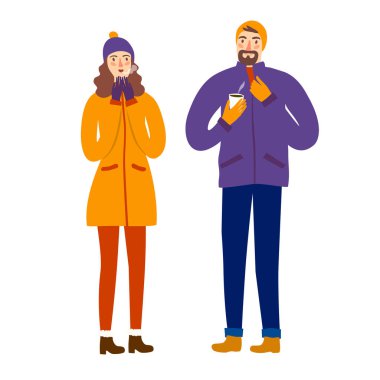 Sıcak kahve tutan kış giysileri giyen çifti