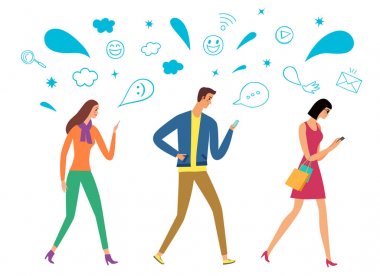 Yürüyüş ve üstünde onların telefon arayan insanlar. 