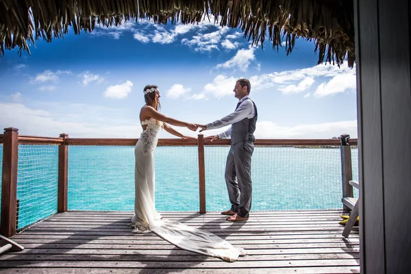 Frau Und Mann Auf Einer Terrasse Bora Bora — Stockfoto