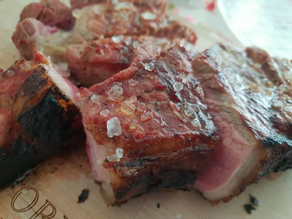 Fleisch Auf Einem Holzteller — Stockfoto