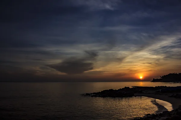 Piękny wschód słońca z morza — Zdjęcie stockowe
