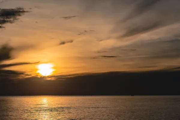 Schöner Sonnenaufgang und Sonnenuntergang — Stockfoto