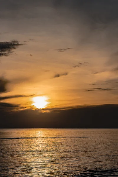 Schöner Sonnenaufgang und Sonnenuntergang — Stockfoto