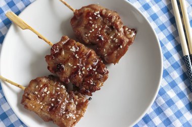 Yakın Tayland yemekleri ızgara domuz mavi ve beyaz masa örtüsü