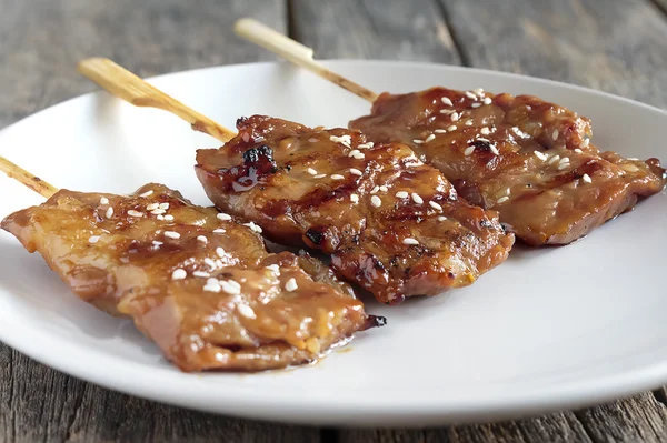 Cibo tailandese carne di maiale alla griglia sul pavimento in legno — Foto Stock