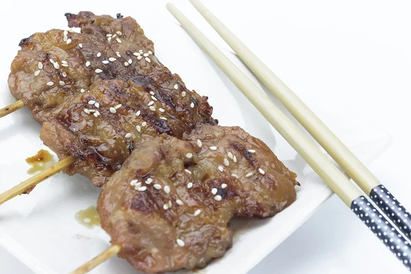 Thai cibo carne di maiale alla griglia su sfondo bianco — Foto Stock