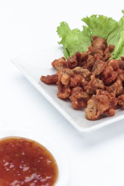 kızarmış tavuk cilt beyaz zemin üzerine