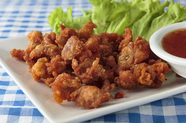 Piel de pollo frito sobre mantel azul y blanco — Foto de Stock