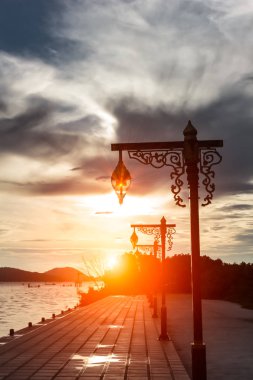 gün batımı ve lamba zoom