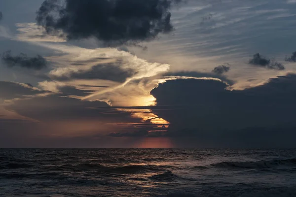 Meereswellen und Himmel untergeht — Stockfoto