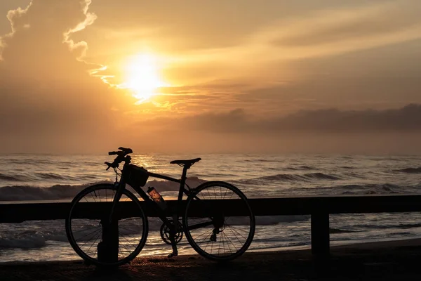 Fahrräder und Sonnenaufgang — Stockfoto