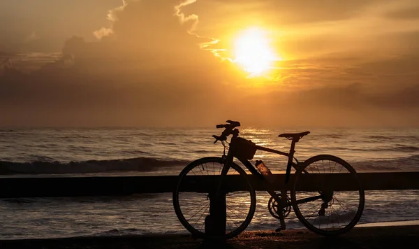 Fietsen en zonsopgang — Stockfoto