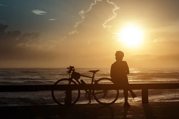 Silhouet, bestuurder van de fiets — Stockfoto