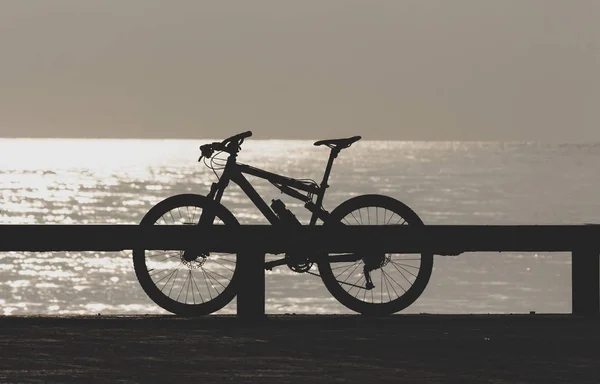 Fietsen en zonsopgang — Stockfoto