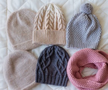 Şapka çeşitli stilleri ve renkleri el ile yün konuşmacı üzerinden bağlı.