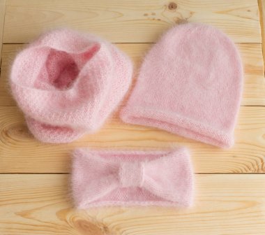 Üç Aksesuar şapka ayarla, Lic ve bandaj kafasında, el ile bağlantılı bir pembe angora