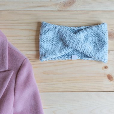 ahşap bir masa üzerinde şık örme bandaj