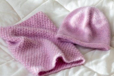 Kabarık yün atkı ve şapka pembe el yapımı ile ilgili