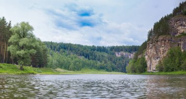 Ben rock ormana yakın küçük bir nehir kıyısında. AI nehir, Ural, Rusya