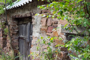 duvar eski bir ahşap kapı ile terk edilmiş binada