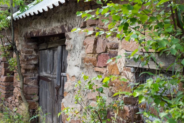 duvar eski bir ahşap kapı ile terk edilmiş binada