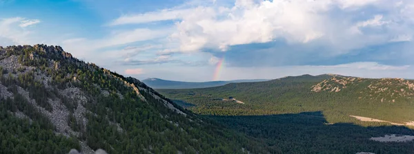Dağlardan dere taşı ve Tagai gökkuşağı doğal park için göster