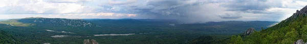ΠΑΝΟΡΑΜΑ taganay φυσικό πάρκο με την πόλη του Χρυσοστόμου απόψεις σχετικά με την καταρρακτώδη βροχή — Φωτογραφία Αρχείου