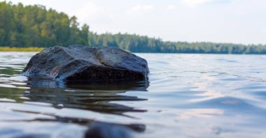 Sakin su göl çıkıntılı taş