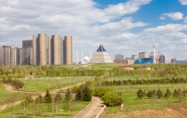 Bir güneşli bahar gününde Astana şehir mimarisi. 2017, Astana, Kazahstan Mayıs 07.