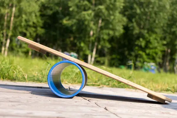 Yeşil orman çerçevede bir mavi bir boru içinde denge kurulu