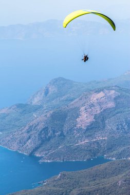 Skydiver harika Dağları arka plan ile açılış