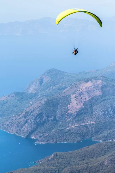 Skydiver atterraggio con un impressionante montagne sfondo — Foto Stock