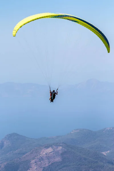 Fallschirmspringer-Landung mit atemberaubender Bergkulisse — Stockfoto