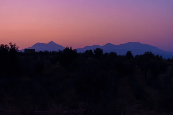 Ροζ ομορφιάς ηλιοβασίλεμα και σιλουέτες των βουνών — Φωτογραφία Αρχείου