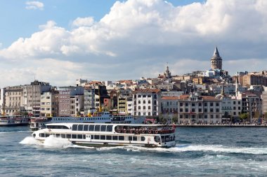 Istanbul, Türkiye - 23 Eylül 2017: Haliç Galata Kulesi karşı