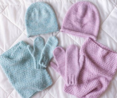 Kış aksesuar koleksiyonu. Şapka, eşarp ve eldiven, beyaz arka plan üzerinde.