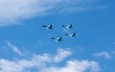 Savaş uçakları Kazakistan Astana sermaye 2017 yılında zafer geçidi bulutlara ile mavi gökyüzünde