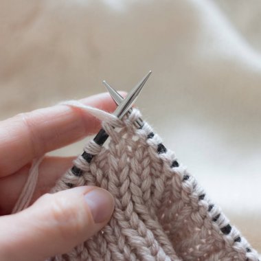 Elle iğneler ve bej iplik örgü dersleri