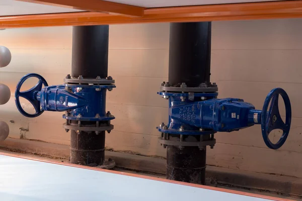 Musluk üzerinde siyah boru mavi Isıtma büyük bir boru hattı