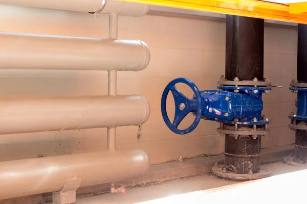 Musluk üzerinde siyah boru mavi Isıtma büyük bir boru hattı