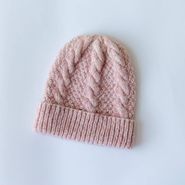 Şapka ve eldiven el ile yün ahşap arka plan üzerinde üzerinden bağlı