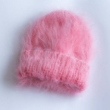 Beyaz bir arka plan üzerinde elle çok kabarık ve sıcak şapka pembe örgü