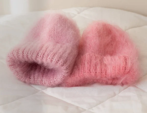 Farklı tonları el ile ilişkili iki çok kabarık pembe şapkalı